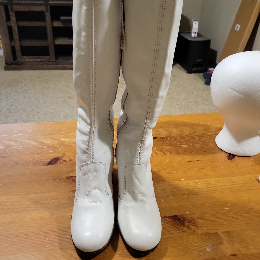 Vintage 1960s or 70s Women's White boots